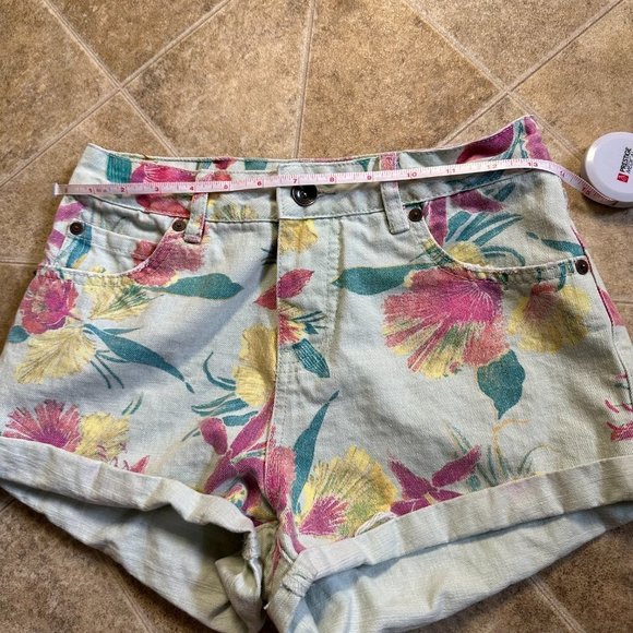 Women's Billabong Floral Shorts Size 26 - Picture 4 of 5
